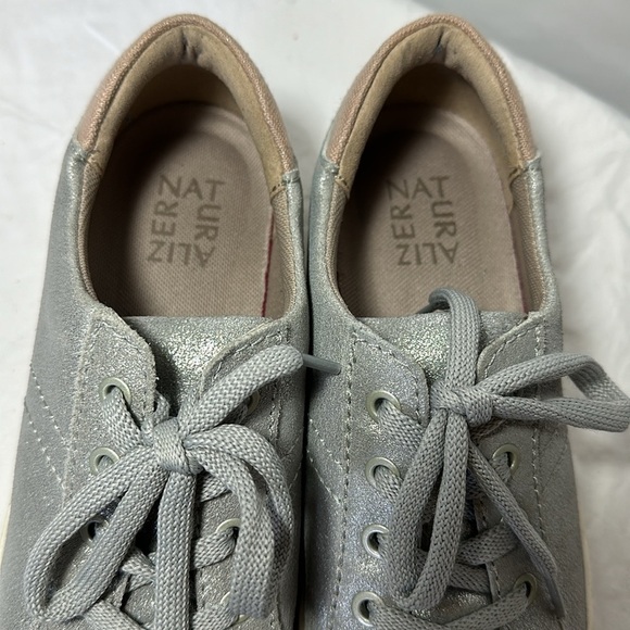 Naturalizer Textured Silver Leather Sneakers, 7.5M - Picture 3 of 7